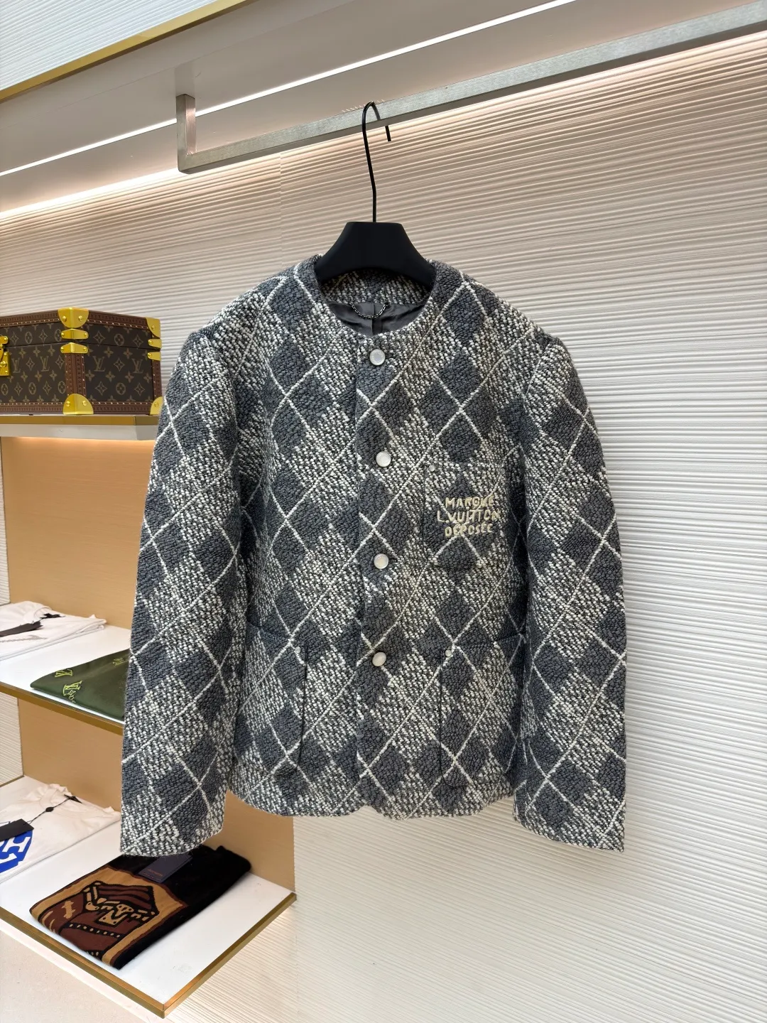 LOUIS VUITTON tweed tied gauze plaid jacket ●Original version: 45000 purchased and developed ●Item number: 1680921-G25 ●Fabric: tweed yarn-dyed fabric ●Technology: embroidery production ●Version: fitted version ●Weight: about 1560 grams ●Size: 44-46-48-50 ●Description: Made of [tweed-dyed fabric], customized [special warp head], using [32s double-ply cotton yarn], [Apricot black AB color sky and earth beam], [weft yarn 100% sheep wool] composition, ring spinning color spinning [8 male count], [12 male count] two specifications and two colors of wool yarn, using [triangular glossy nylon yarn], S-direction [twisted weft yarn to make special yarn], [high-speed rapier machine] yarn dyeing to produce finished cloth, front panel using [lattice center reduction flower], three pockets also It is [hand-cut with restored flowers], the small pockets are embroidered with [special woolen embroidery machine], [double-thread tatami diagonal embroidery method], matching [rayon twill satin lining], [I-shaped buckle + rivets] use [hanging antique silver] bottom bracket, the inside is [inlaid with polished high-gloss mother-of-pearl], the shell is made of [laser engraved letter pattern], and the back is equipped with [white gold hanging chain]. The overall wiring is straight and delicate, the fabric is comfortable and soft, and the color is consistent without color difference. It can be matched with the same style to create a fashionable look and control various occasions. Customized accessories, complete with three standards, same style for men and women!